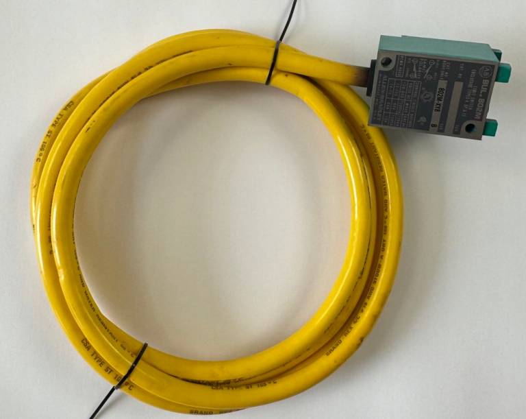 Krańcówka kablowa Allen-Bradley 802M-XY8 z przewodem – NEMA 4 / 6P / 13