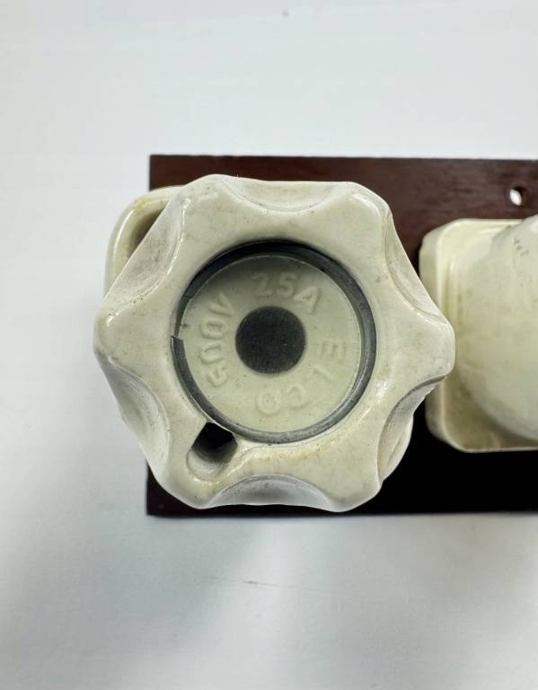 Gniazdo ceramiczne ELCO 2,5A 500V