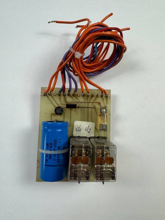 Płytka z kondensatorami i stykami do układów elektronicznych