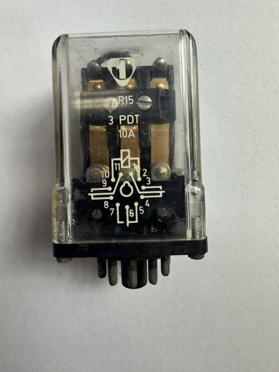 Przekaźnik elektromagnetyczny R15 3PDT 10A 220V