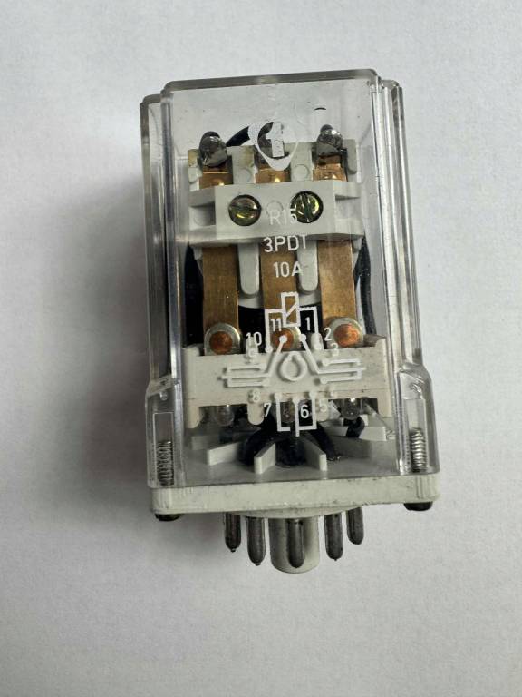 Przekaźnik elektromagnetyczny R15 3PDT 10A 220V