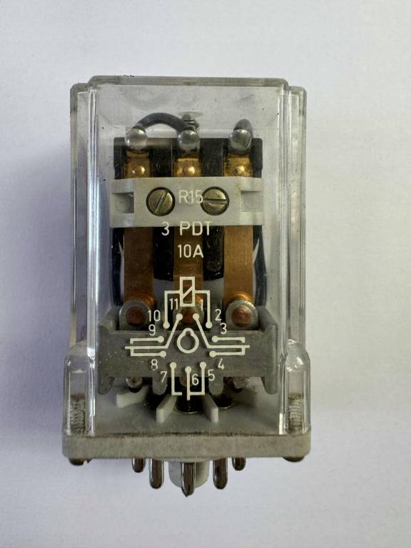 Przekaźnik elektromagnetyczny R15 3PDT 10A 6V