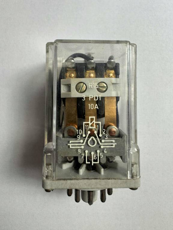 Przekaźnik elektromagnetyczny R15 3PDT 10A 6V
