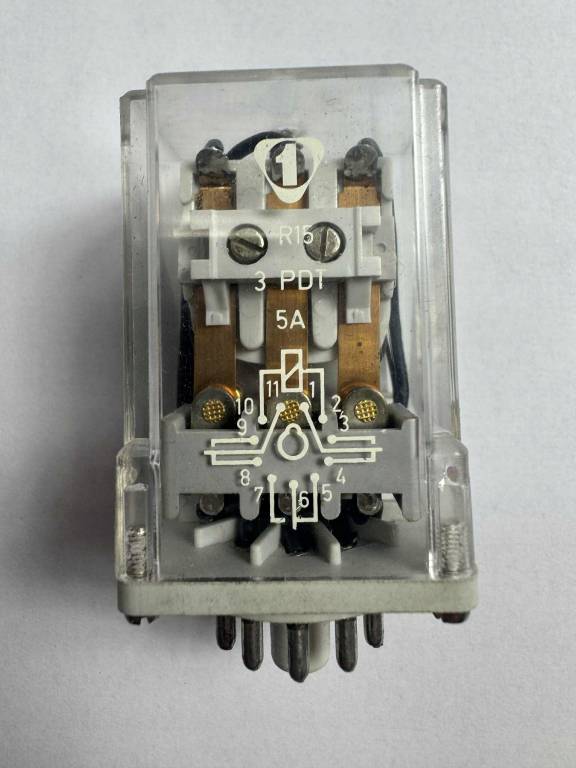 Przekaźnik elektromagnetyczny R15 3PDT 5A 220V