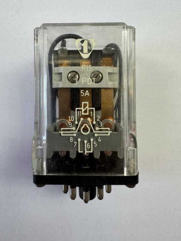 Przekaźnik elektromagnetyczny R15 3PDT 5A 220V
