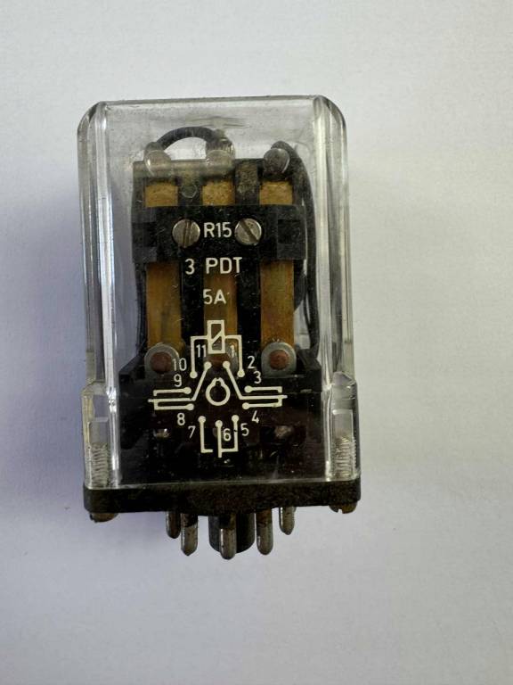 Przekaźnik elektromagnetyczny R15 3PDT 5A 42V