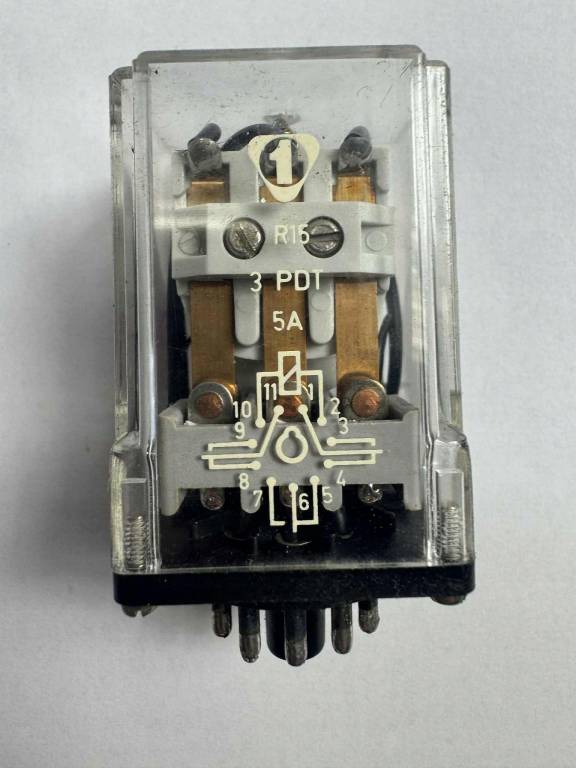 Przekaźnik elektromagnetyczny R15 3PDT 5A 6V