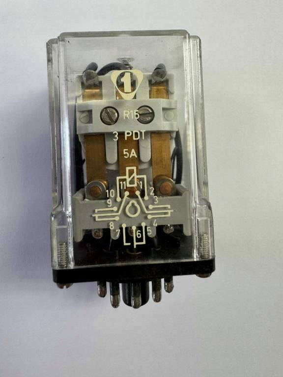 Przekaźnik elektromagnetyczny R15 3PDT 5A 6V