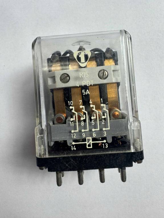 Przekaźnik elektromagnetyczny R15 4PDT 5A 220V