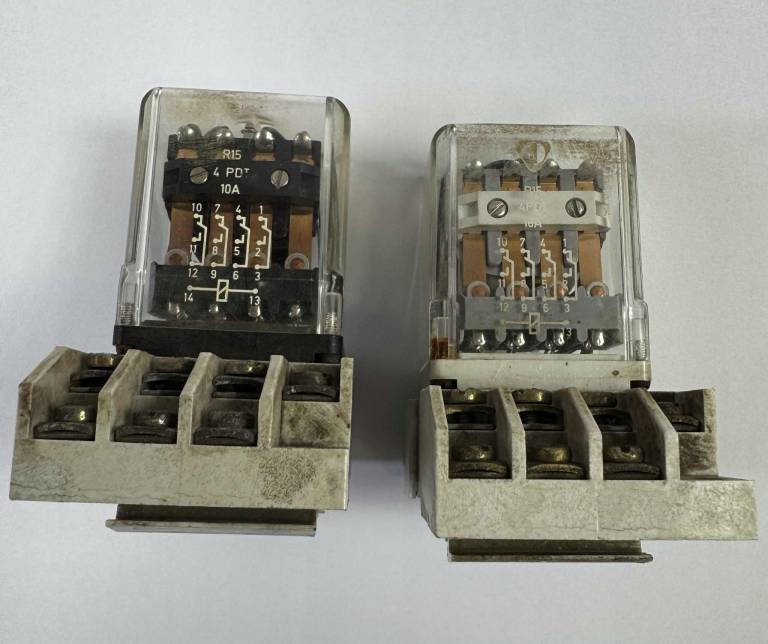 Przekaźnik magnetyczny na podstawce R15 4PDT 10A 220V 50Hz