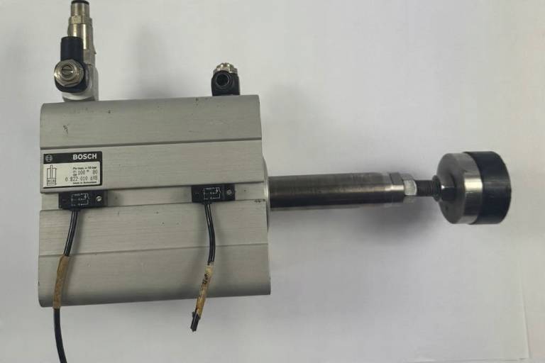 Siłownik pneumatyczny 0 822 010 698 BOSCH + 2x czujniki 0 830 100 390 BOSCH