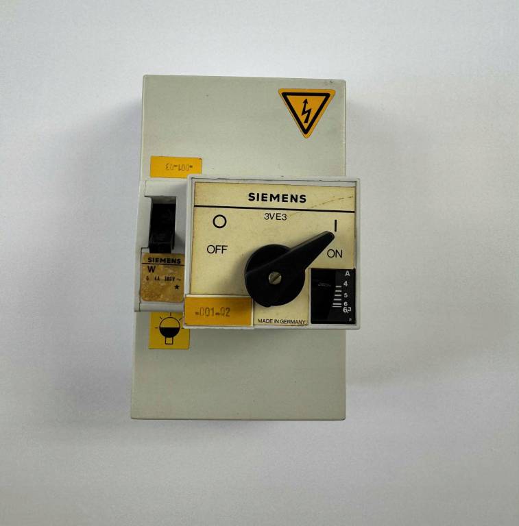 Wyłącznik silnikowy Siemens 3VE3-000-2KA00 z obudową