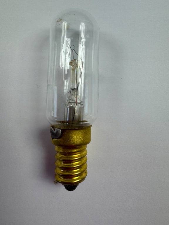 Żarówka P424V15W – kompaktowe źródło światła 24V 15W