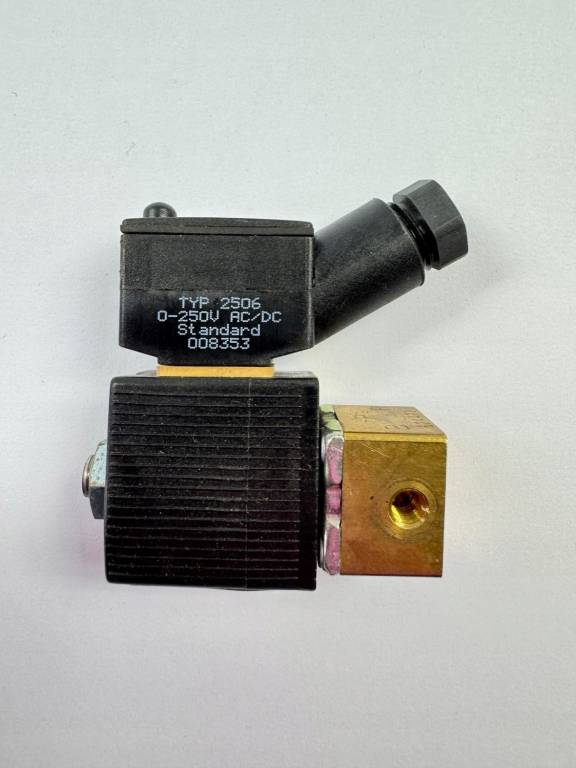 Zawór elektromagnetyczny 24V DC Burkert 3-drogowy M5